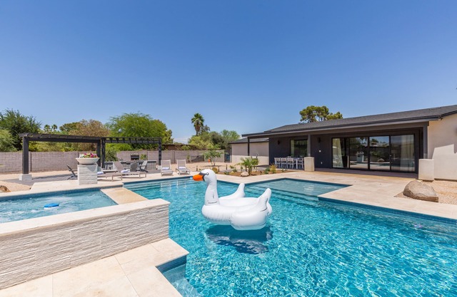 Sport & Splash - Pickle ball - Sports Court -Pool & Spa