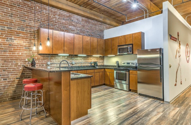 Sports Loft✦100" TV✦Sleep 8✦Balcony✦Poker Table