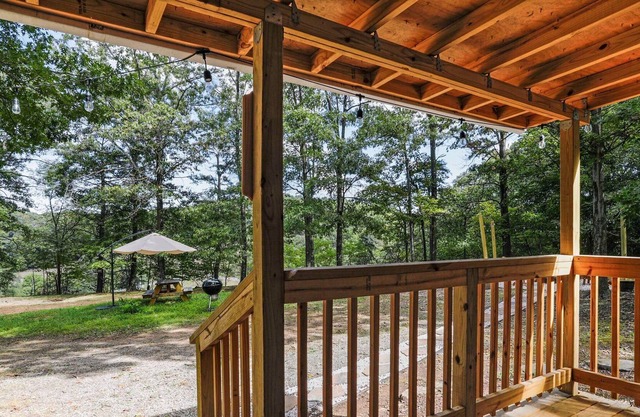 SPRING IS HERE!!! RUSTIC/MODERN Log Cabin!! Hot Tub~King Bed~Fire pit~Wi-Fi