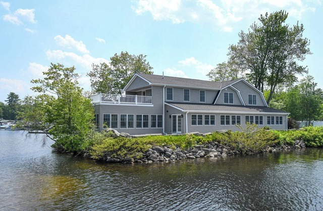 * SPRING SPECIAL * Prime Causeway Location with Sandy Beach & Rooftop Deck!