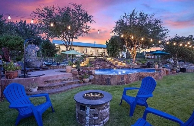 SPRING TIME IN TX! Legacy at the Ranch in Texas Hill Country: 3 homes sleeps 16