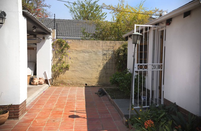 Springbank Guest Suite is adjoining the main house. Situated in Craighall Park.
