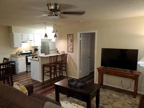 Springwoods Home 3BR 2BA Parking Pet Stays Free