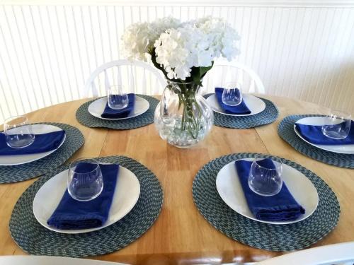 Spruce Beach Cottage - Walk to beach