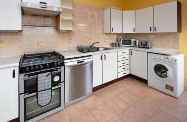 SPS Homes. Spacious and cosy house close to city centre