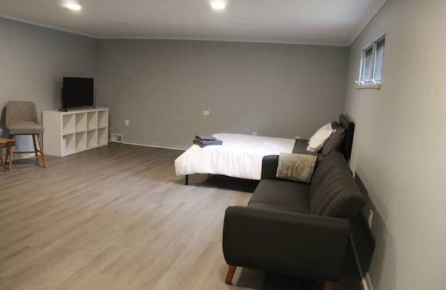 Sq Hill Modern Studio Apartment