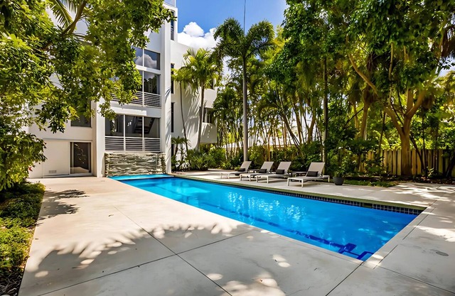St Armands Key Walk to Beach - 3 Bedrooms 4+ Bathrooms Private Heated Pool