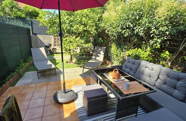 St Cyprien charming house in residence with swimming pool