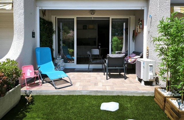 St Cyprien magnificent modern and bright garden level