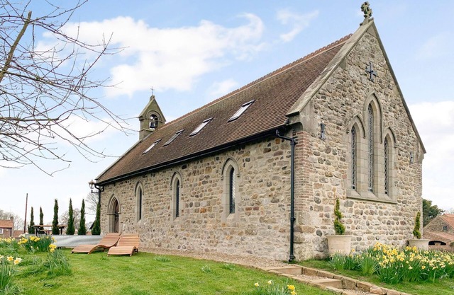 ST EDMUNDS CHURCH, pet friendly, with a garden in Fraisthorpe