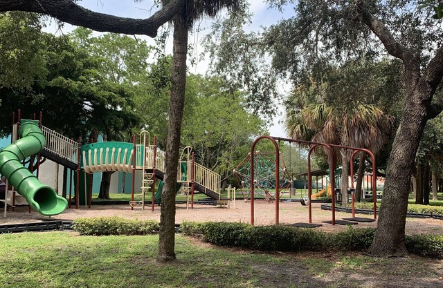 ST PETE BEACH, WALK TO BEACH, PUBS, RESTAURANTS, SHOPPING, CHILDRENS PARK