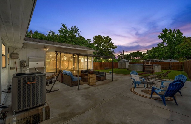 St. Pete pool home close to downtown & beach- porch, fenced backyard, wifi