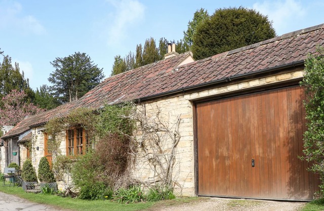STABLE COTTAGE, pet friendly, character holiday cottage in Bath