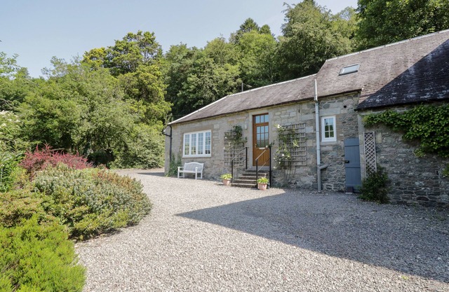 STABLES COTTAGE, family friendly, with open fire in Langholm