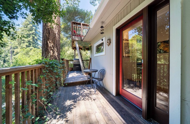 Stairway to Treetop Heaven- Lower 1bd w/private hot tub and deck!