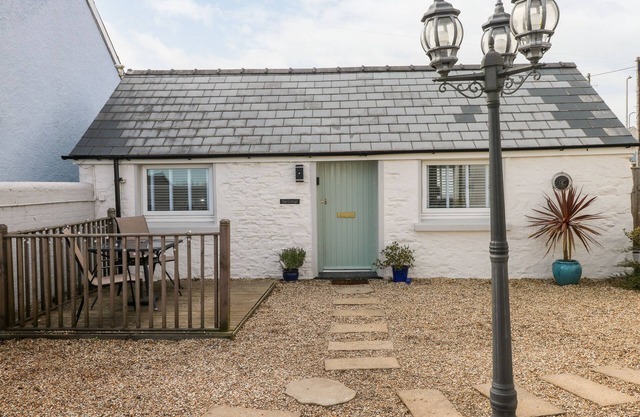 STAR COTTAGE, pet friendly, character holiday cottage in Kilgetty