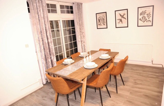 Star London Golders Rise Luxury 4-Bed Oasis with Garden