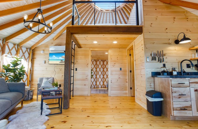 Starlit Haven YURT 2 w/HOT TUB, Smart TV + VIEWS!