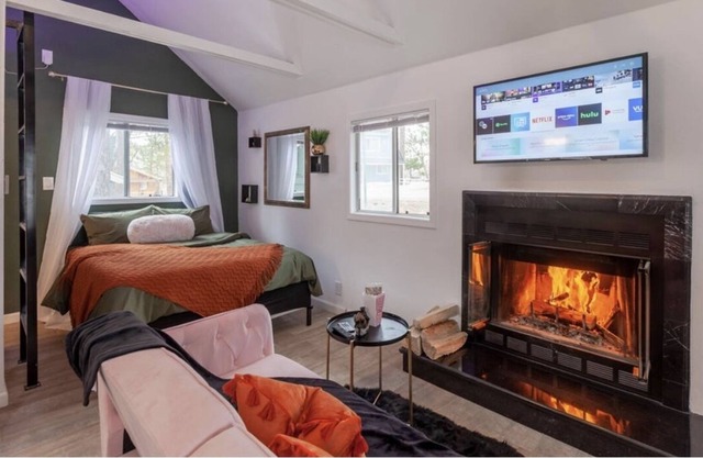 Stay and Play Hideaway w/ Hot Tub, Corn Hole and Pac-Man