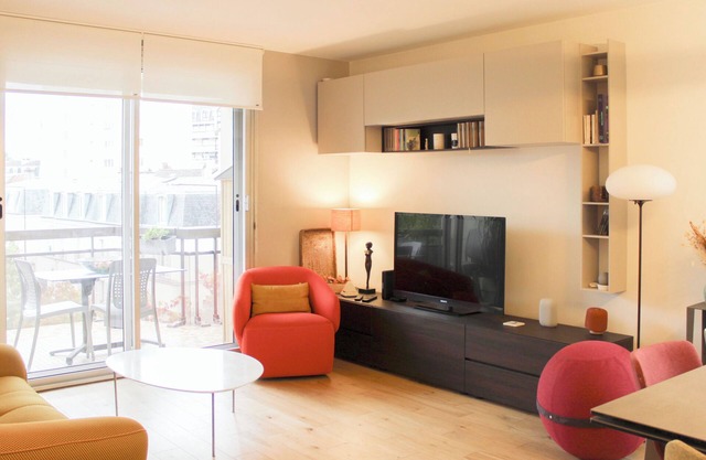 Stay in a bright apartment in Charenton