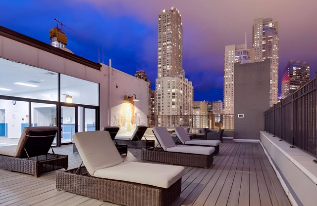 Stay in Heart of Chicago | Rooftop Deck, Gym and Near Millennium Park