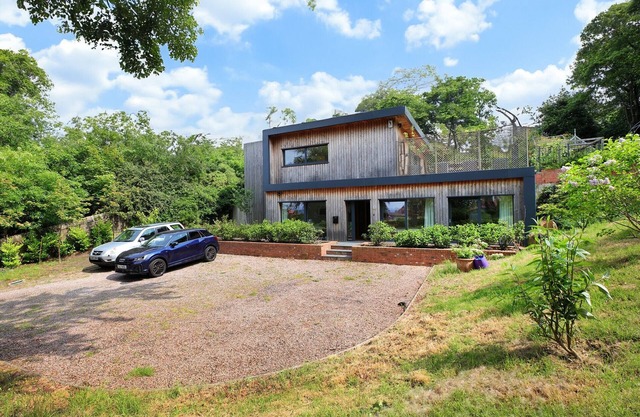 Stay in luxury at Kingswood, a 2-bedroom architect-designed Edinburgh holiday home.