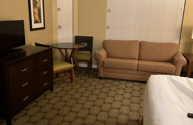 Stay near magic! 2-bedroom resort room, just a 12-min drive away from from parks