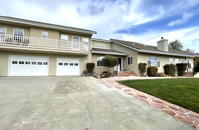 Stay on a Working Vineyard moments from Downtown Paso Robles Heated Pool avail.