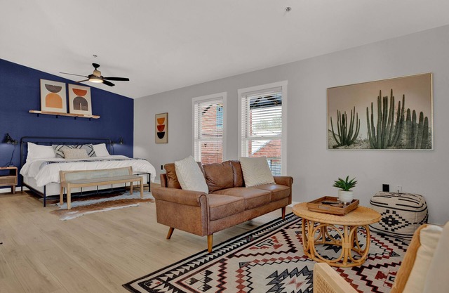 STAY ON MAIN! St Studio Apt W/Kitchen