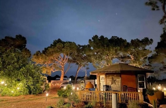 Stay on the farm - 1 bedroom cottage with deck outside of Davis