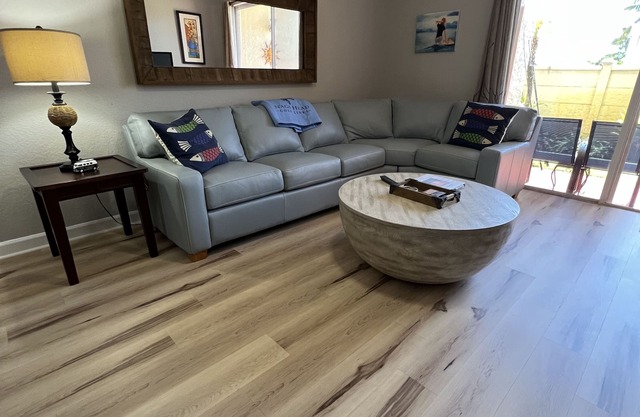 Staycation Summer Spot, 2 Bedroom 2 Bath Renovated. WIFI+ Pool Close to Ocean