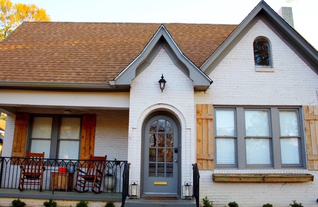 Stayover Tudor Home - Walking Distance to Hospital and Downtown!