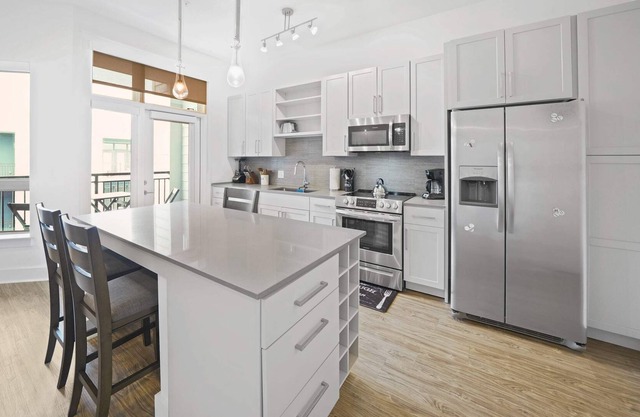 StaysByWalker Uptown 1BR Gym/Parking/Desk/KingBed