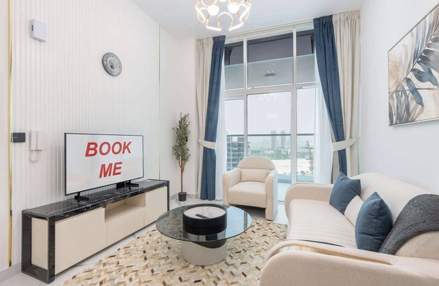 StayShort - Al Barsha Apartment Sleeps 2 with Private Balcony!