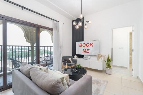 StayShort - Stylish 1-Bedroom Retreat with Pool in Vibrant Jumeirah Golf Estates
