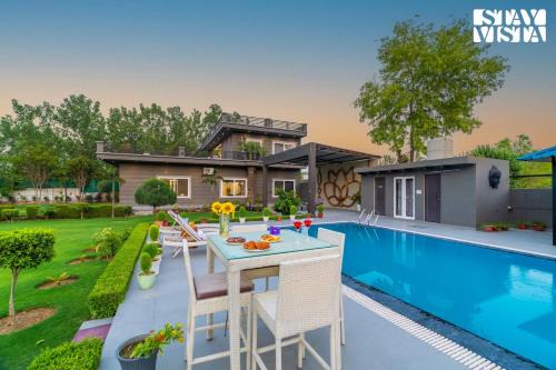 StayVista at Cloudberry Estate - Pet Freindly Villa with Private Outdoor Pool & Lawn