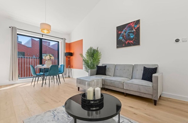 Steel City Home | 2BR | Sleeps 6 | Free Parking