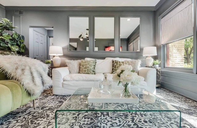 Step into refined comfort in this charming Dallas jewel box, where historic architecture meets luxury finishes. Featuring a hand-scraped hardwood foyer, Carrera marble bath, high-end kitchen, and award-winning courtyard.