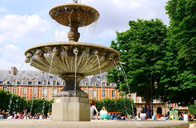 STEP INTO TIMELESS PARISIAN CHARM IN THE VIBRANT HISTORIC LE MARAIS -RUE CHARLOT
