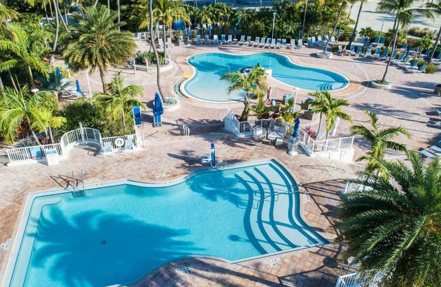 Steps Away from Coral Bay Marina! Pool, Beachfront, Free Parking, Pets Allowed