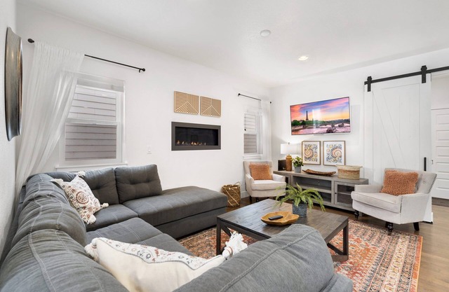 Steps from River & Old Town - Hot Tub & King Bd