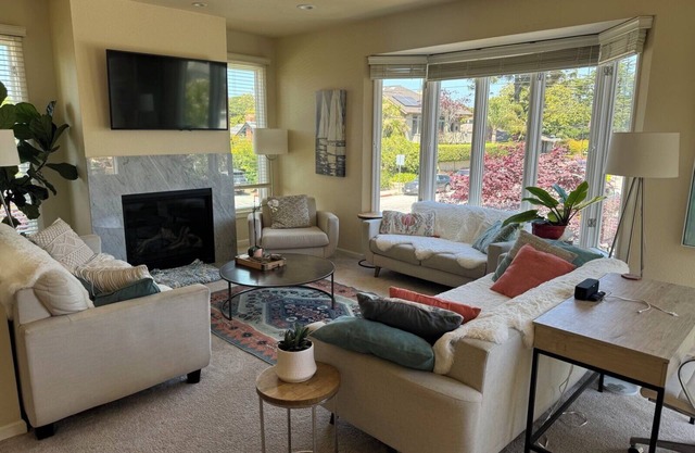 Steps from Seabright beach. Five BR Family-sized house with BBQ deck.