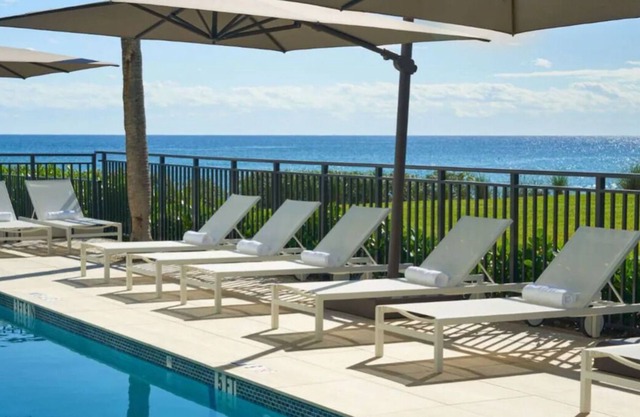 Steps from the Sand in Hillsboro Beach! Outdoor Pool, Beach, Pets Allowed!