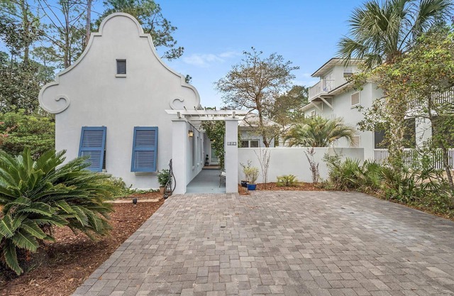 Steps to 30As Longest Public Beach,Private Pool,& Courtyard in Tropical Gardens