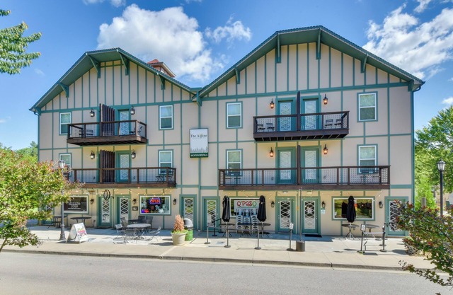 Steps to River + Shops: Downtown Helen Retreat!