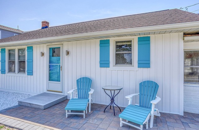 "STEPS TO SAND - Two Cottage Classic Gem Retreat"