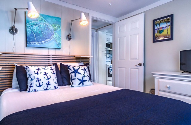 Steps to the Bay and Famous PAG Beach FL. Nightly stays allowed, Pet friendly