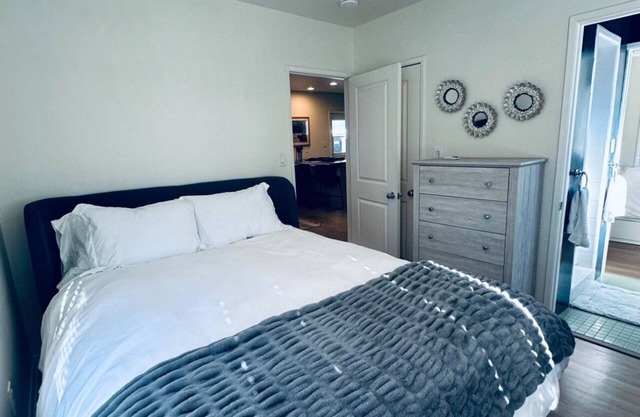 Steps to the beach. Charming 2-bedroom 1 bath cottage in lovely Hermosa Beach