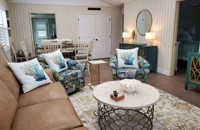 Steps to the BEACH! Ocean Annie's 2 Kings