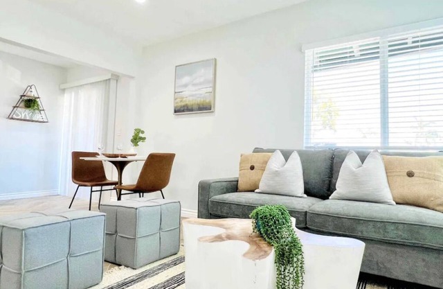 Steps to the Sand-Upscale Beach Cottage